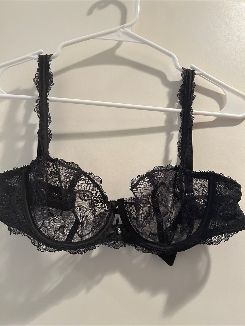 Chantelle Black Sheer Lace Underwire Bra w/Scalloped Lace/logo straps size 32C